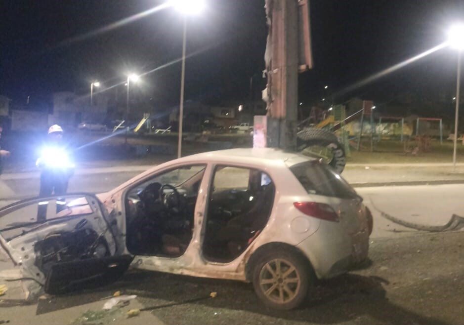 CHOQUE DE AUTOMOVIL CON POSTE DEJO A 1700 CLIENTES SIN LUZ Y SEMAFOROS ...